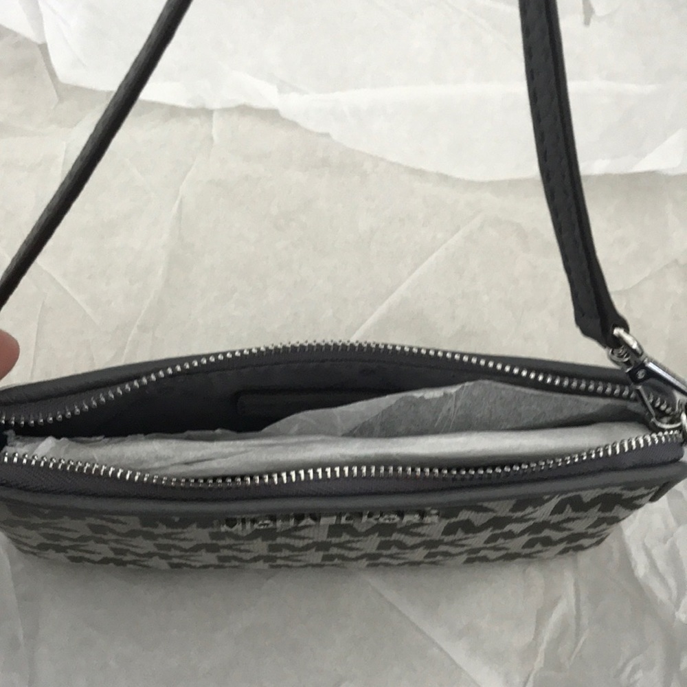 NWT Michael Kors wristlet - Picture 4 of 7